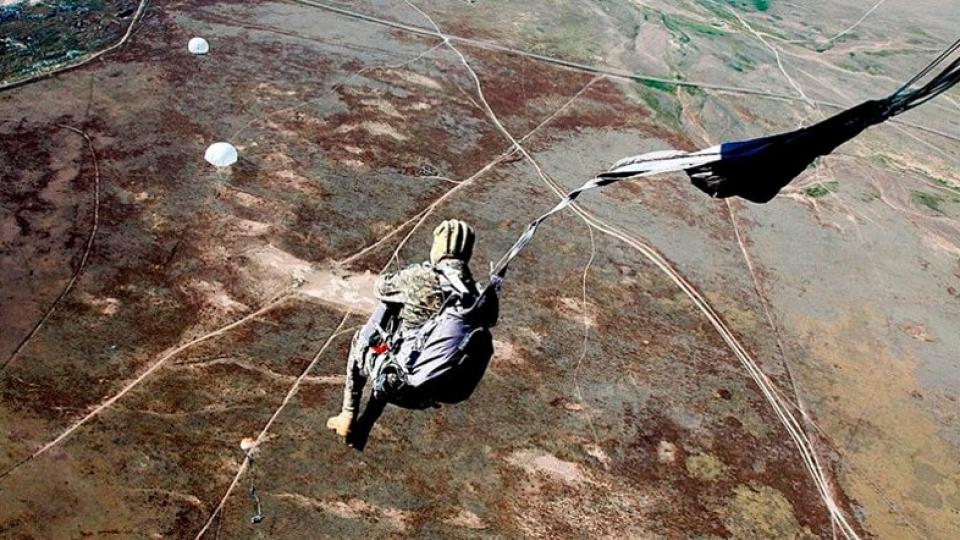 Защо няма парашути в пътническите самолети