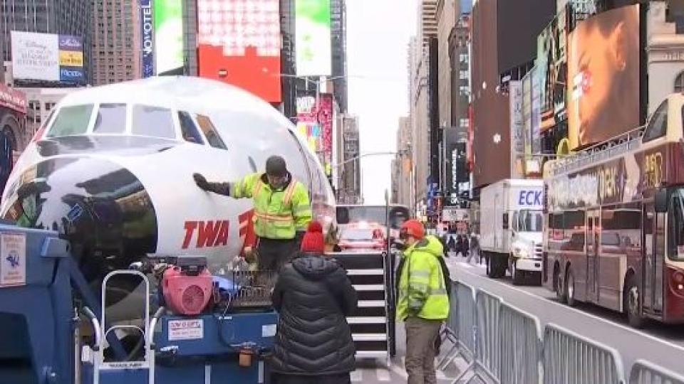 Чудо невиждано! Самолет кацна насред „Тайм Скуеър“, а после отлетя, за да се превърне в... (ВИДЕО)