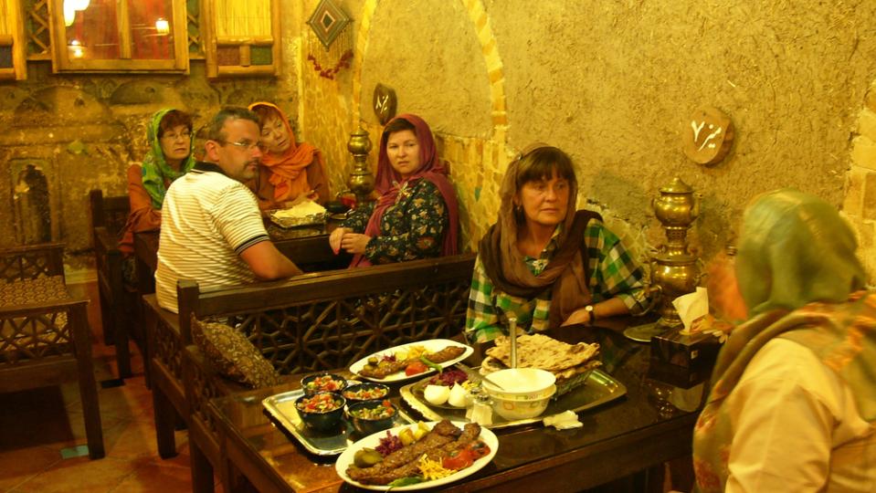 Шок в Техеран! Затвориха над 500 ресторанта заради поквара и нелегална музика