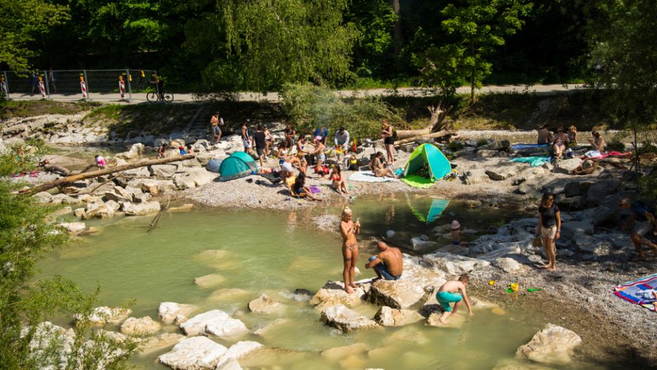 Жегата в Германия смъкна сутиени и задръжки