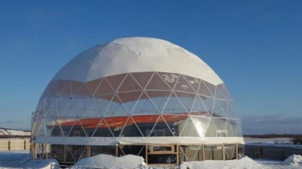 Търсят се желаещи да презимуват в модерен дом с купол от стъкло