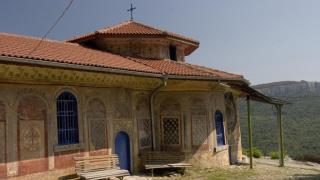 Манастирът-крепост с тайнствена история и страшни стенописи