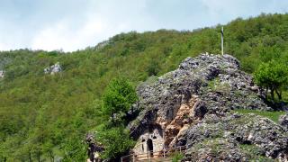 Сълзите на св. Петка в скалния параклис на Трън церят болести