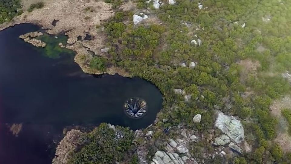 Мистериозната водна дупка в Португалия, която пленява въображението на туристите ВИДЕО