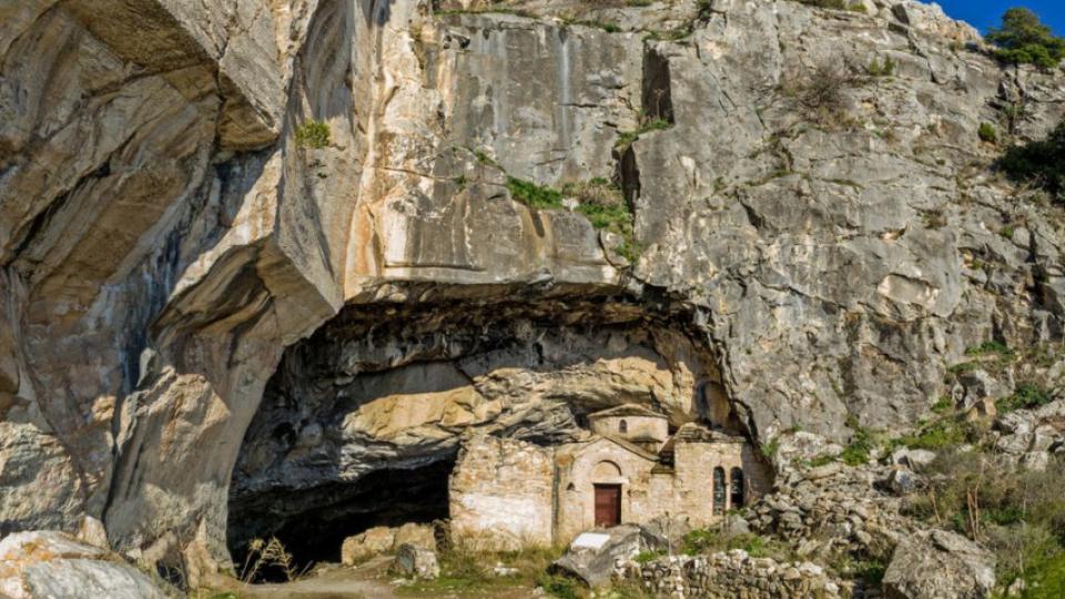 Пещера, в която мобилните телефони се изключват и повреждат, а водата капе отдолу нагоре