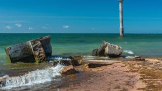 Морският фар, наклонен като кулата в Пиза, който с времето се изправя