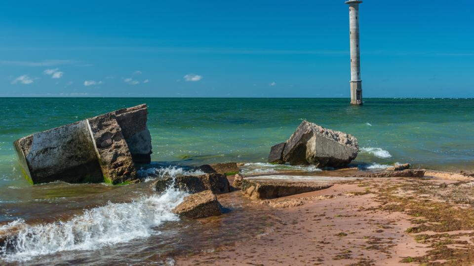 Морският фар, наклонен като кулата в Пиза, който с времето се изправя