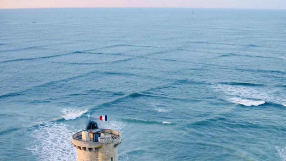 Ре - островът с квадратните вълни, които шокираха света СНИМКИ