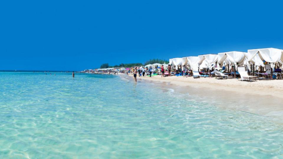 Златен пясък, кристално синьо море, пейзаж от диви лилии: Защо този плаж се нарича "Европейските Малдиви"?