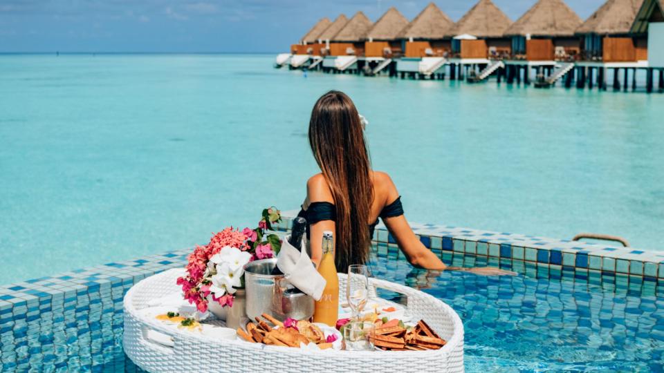 Руска актриса обясни колко лоша идея са известните закуски в басейн на Малдивите СНИМКИ