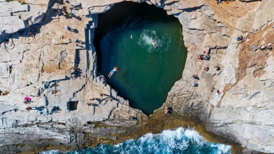 Сълзата на Афродита - гръцкото райско кътче, вдълбано в скала, което трябва да посетите СНИМКИ