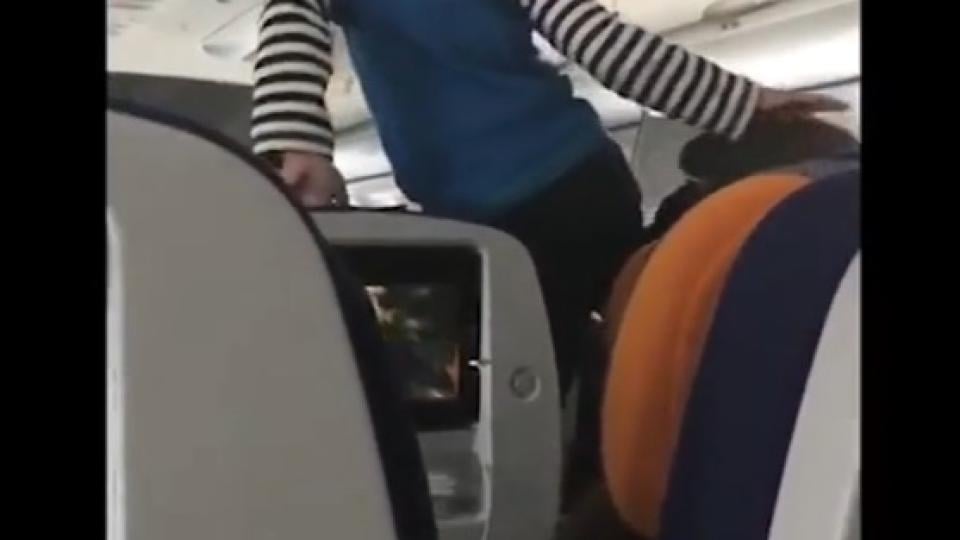 Ужас: Пътник засне "демонични писъци" на дете в самолет ВИДЕО