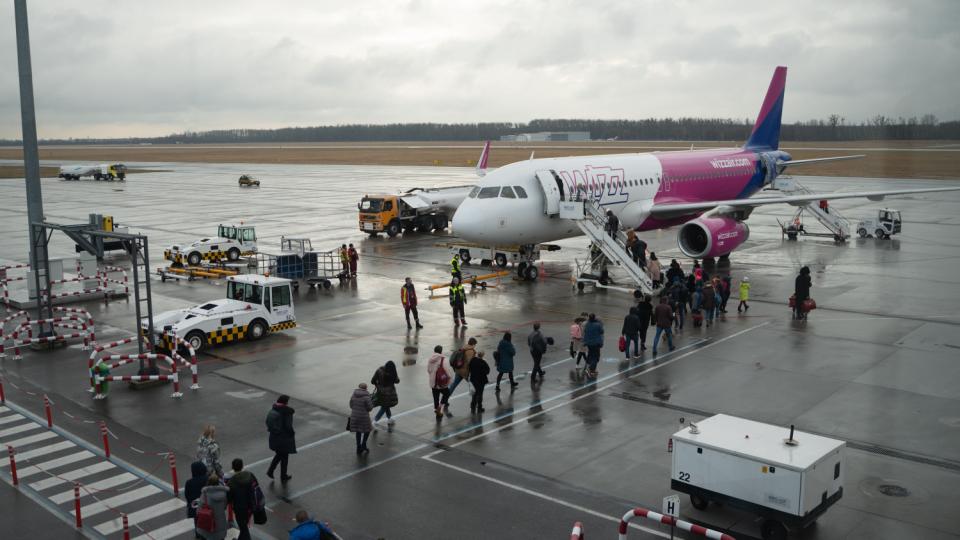 Пилоти и стюардеси разкриха най-скандалните причини за сваляне на пътници от самолета