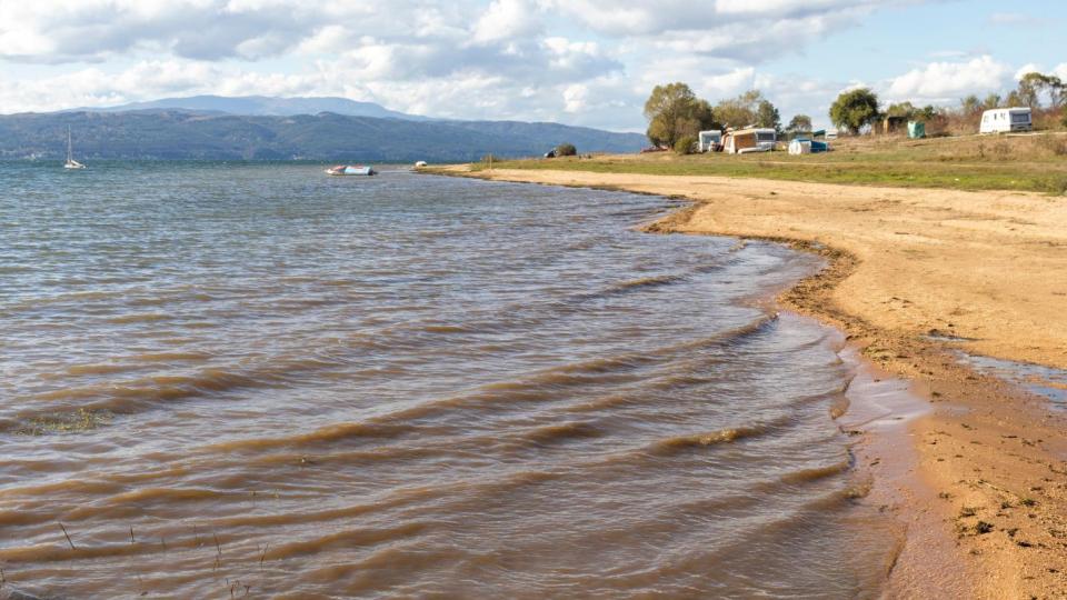 И тук дерат кожи: Шезлонгът на язовира колкото на морето!