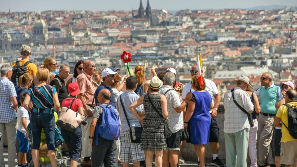 Златна Прага посича туристите със забрана