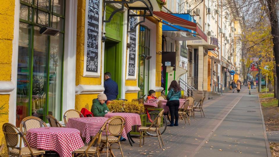 Как един мрачен съветски град се превърна в цветната столица на огромен регион