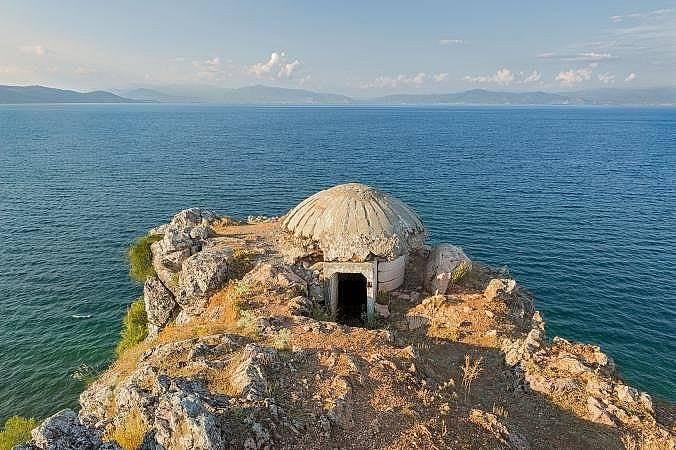 Старото е златно: Албания прави нещо невероятно с бункерите и казармите си от комунизма!