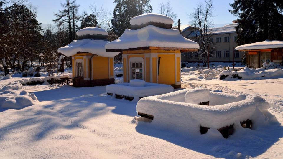 Първото казино в България тъне в разруха