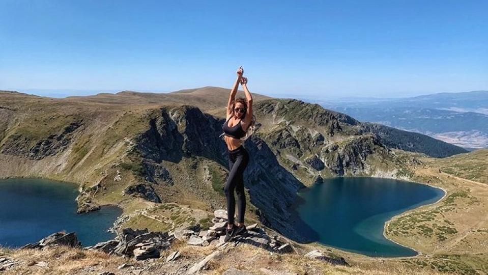 Жанета Осипова спря дъха със секси СНИМКИ в планината