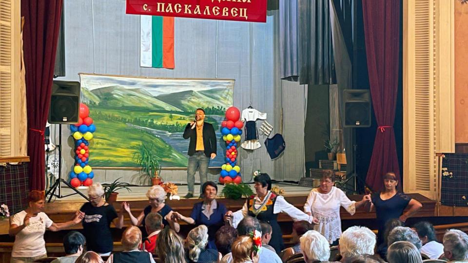 90-годишен дядо припка на хорото на Валентин Велчев СНИМКИ