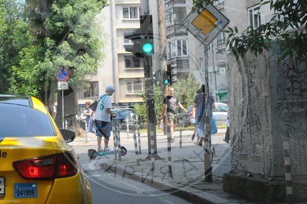 Геро се стопи, а СНИМКИ го изловиха в издънка на пътя