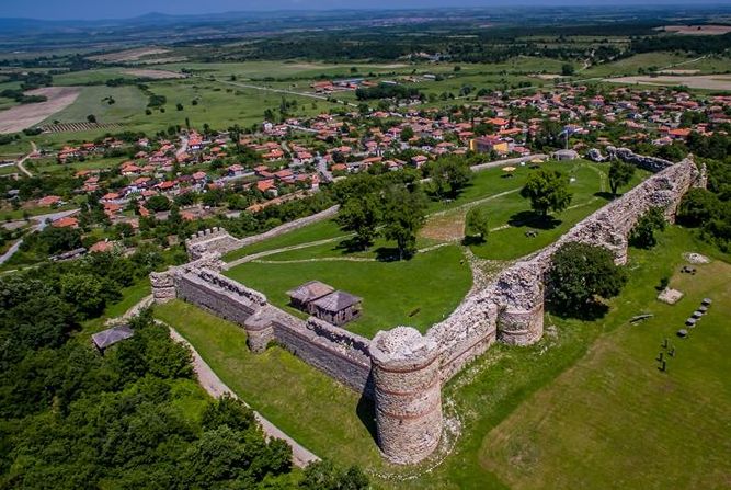 Прекрасно запазена крепост и тайнствена гробница – достатъчни причини за пътуване до село Мезек