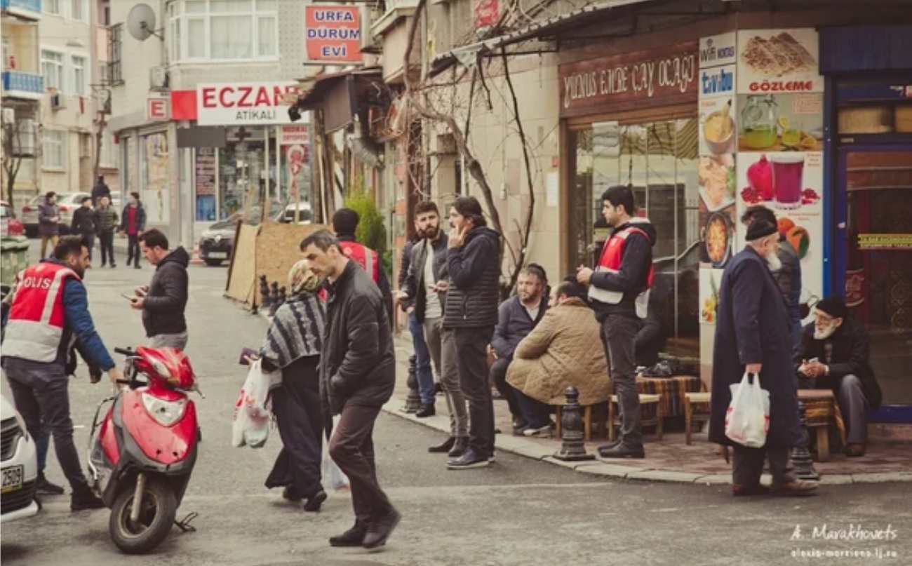 Какво се крие зад блясъка на Истанбул? Вижте Балат - квартала, в който туристи не стъпват