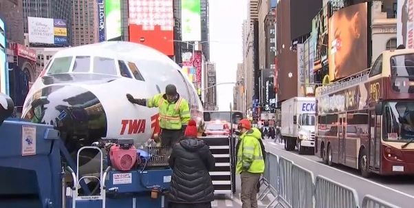 Чудо невиждано! Самолет кацна насред „Тайм Скуеър“, а после отлетя, за да се превърне в... (ВИДЕО)