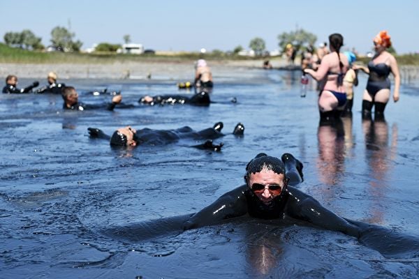 Селфи в калта! Защо туристите прииждат на тълпи в Чокракското езеро