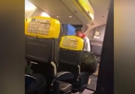 Антиваксър спретна невиждан цирк в самолет на RyanAir ВИДЕО