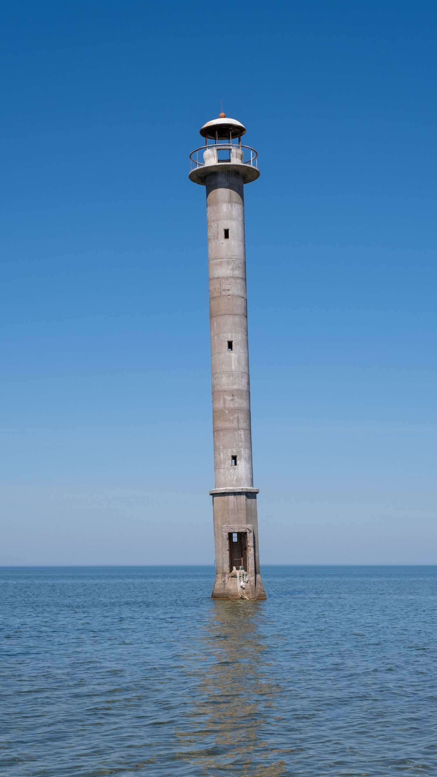 Морският фар, наклонен като кулата в Пиза, който с времето се изправя