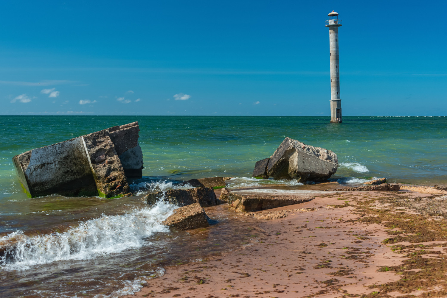 Морският фар, наклонен като кулата в Пиза, който с времето се изправя