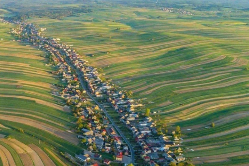 Уникално село в Полша: В Сулошова  - всички жители живеят на една улица