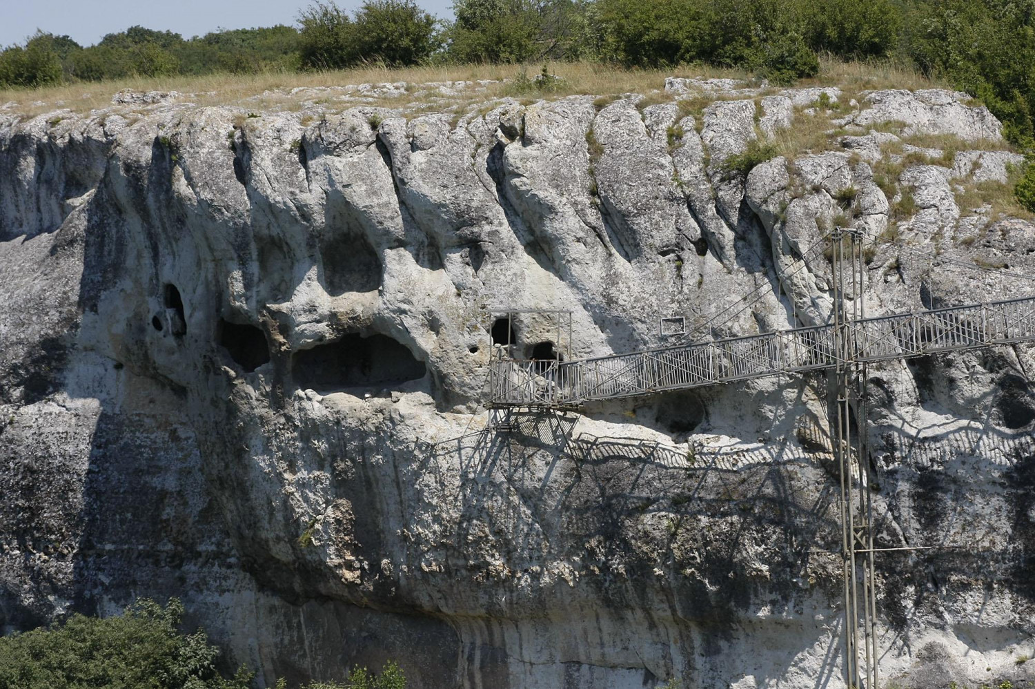 Каменен кораб, плаващ в небето - това е мощна българска крепост