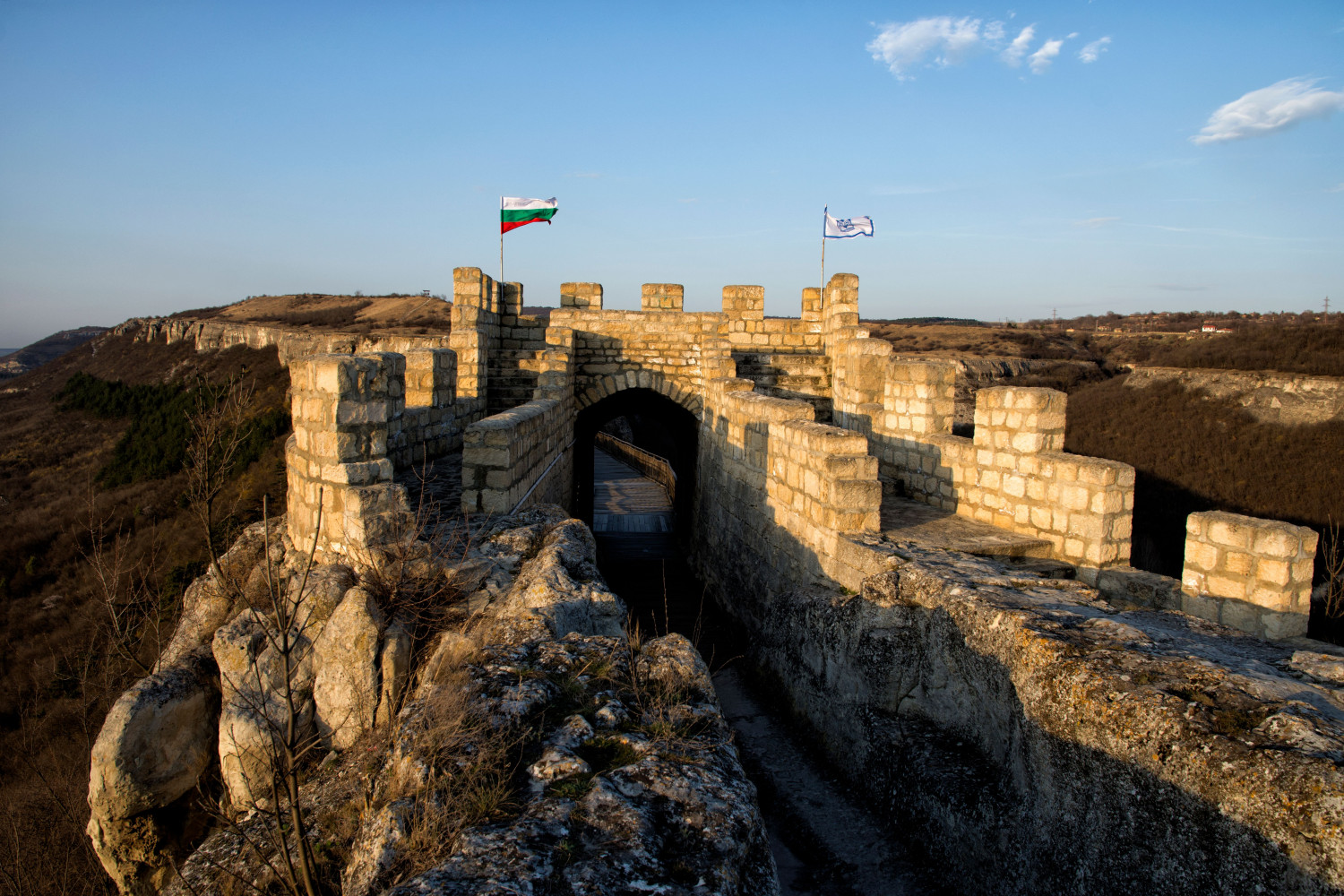 Каменен кораб, плаващ в небето - това е мощна българска крепост