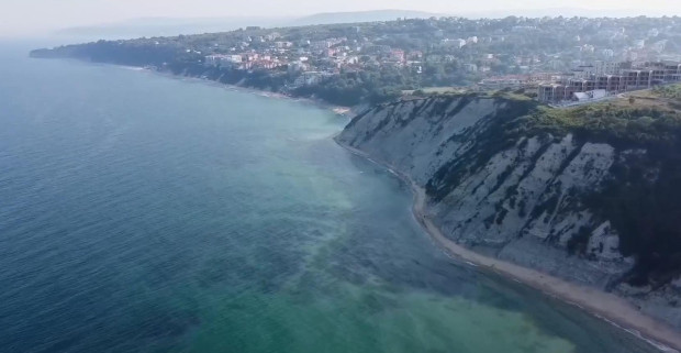 Уникален плаж с изумрудени води привлича все повече туристи в България ВИДЕО