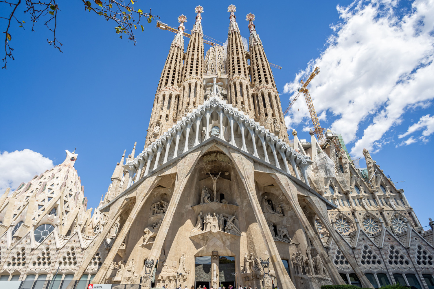 Тайният код на Sagrada Familia и най-мистичния архитект