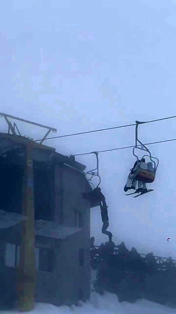 Мъж увисна на ски лифт в Турция, едва се спаси ВИДЕО