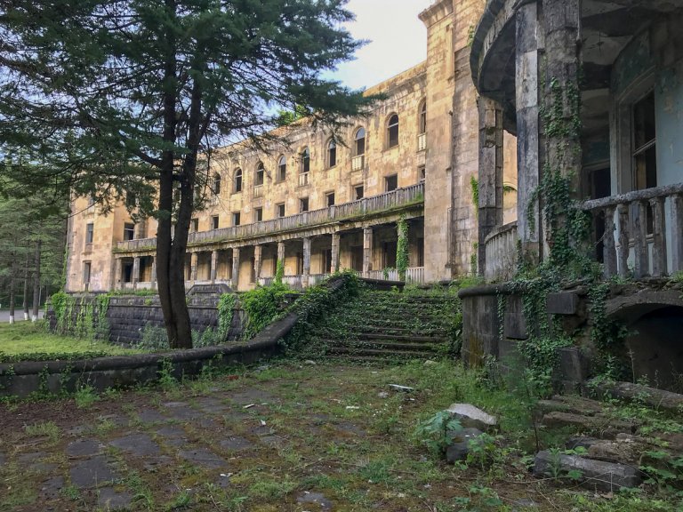 Курортът, в който няма хора, а отекват само минерални извори