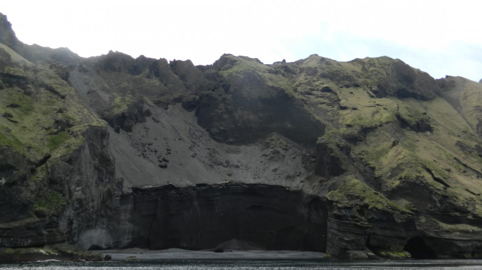 Разтърсващо бедствие и уникален природен феномен превръщат този малък остров в  топ дестинация в Исландия