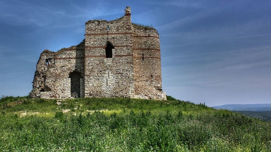 Древно село от времето на траките и една от най-запазените български крепости пазят вековни тайни в полите на Сакар