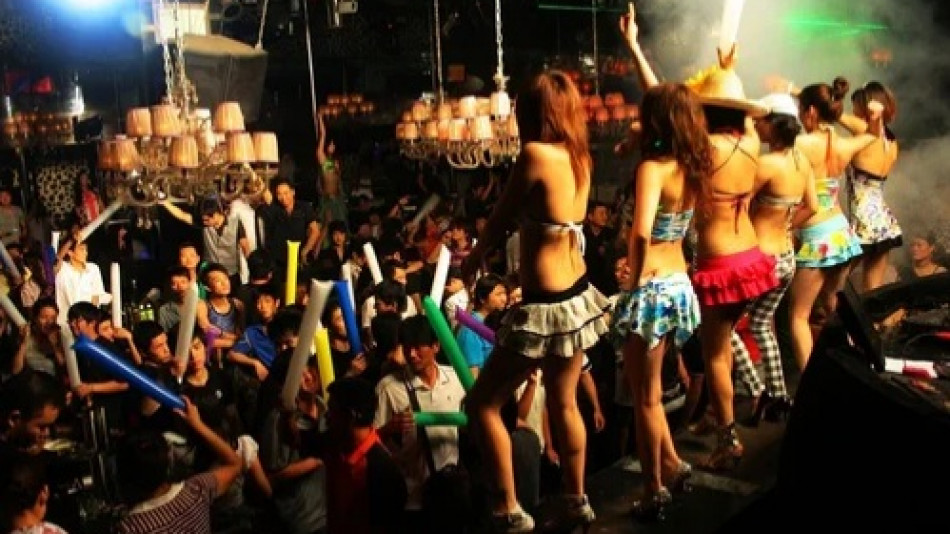 Нощните клубове в Гуанджоу са най-странните на света. Тук играят зарове, плюят под масите, а гейовете се бият за вас