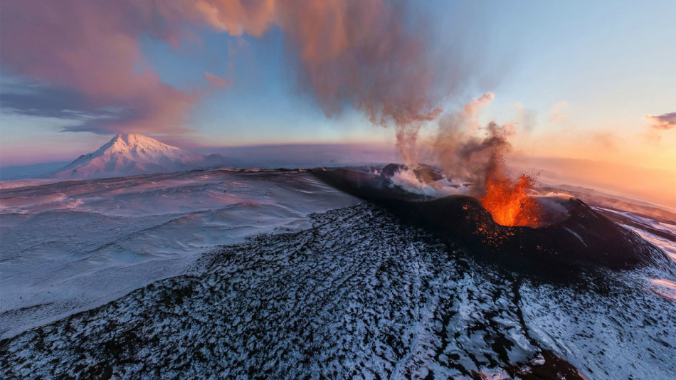 Смели или глупави? Туристи се разходиха по кратера на вулкан… докато той изригва (ВИДЕО)