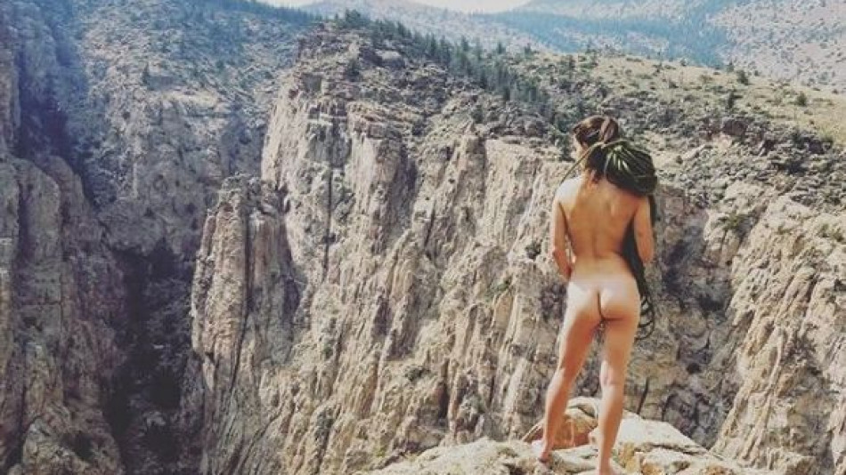 Нова извратена мода: Да си развееш голия задник на най-красивите места по света (СНИМКИ 18+)