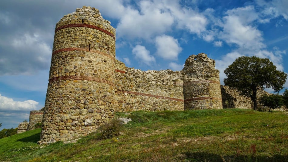 Прекрасно запазена крепост и тайнствена гробница – достатъчни причини за пътуване до село Мезек