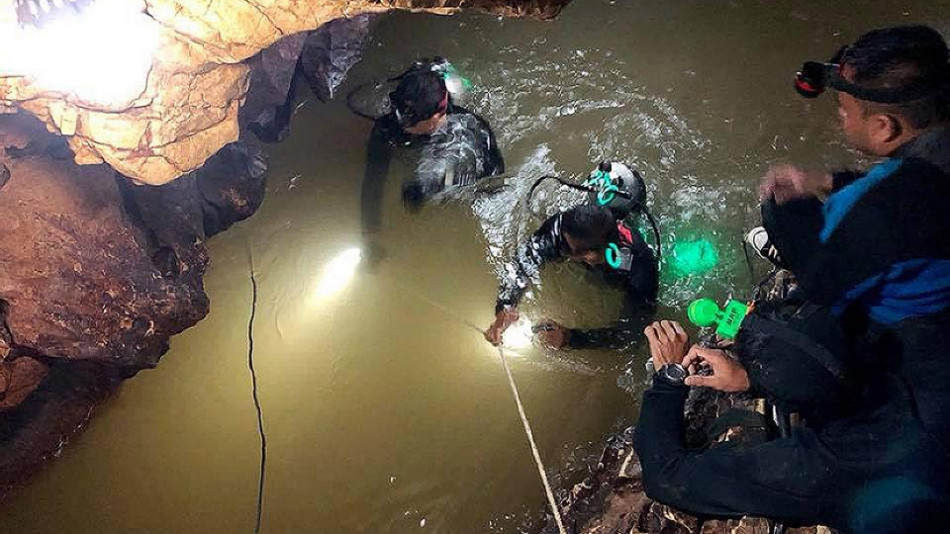 Страшен алъш-вериш се развъртя покрай пещерата, където спасиха 12 деца и треньора им! Туристите прииждат на тълпи
