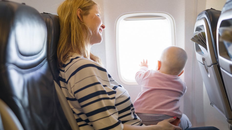 Ще качвате бебе на самолет? Първо прочетете безценните съвети на пет препатили майки