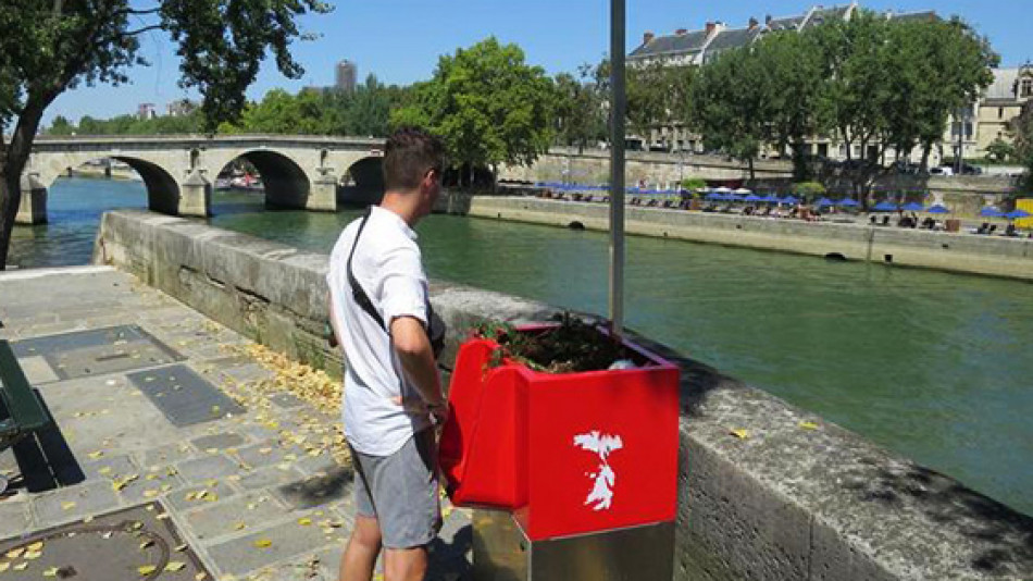 Противно или удобно? По улиците на Париж поставиха открити писоари