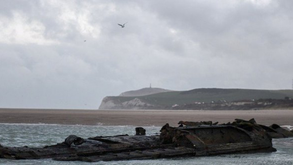 Необичайна туристическа атракция! Край бреговете на Франция се появиха останки от немска подводница