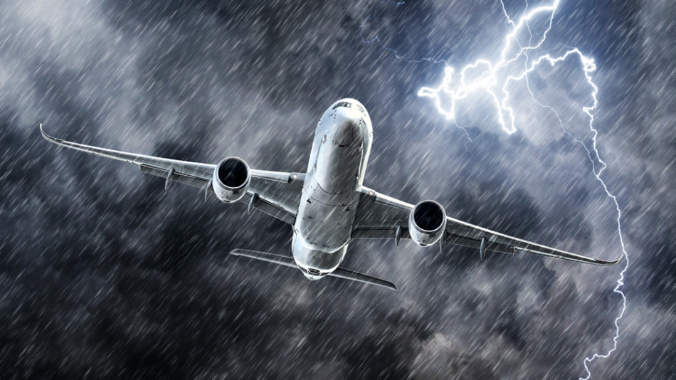 Пилот разкрива: Какво се случва със самолета, когато го удари светкавица (ВИДЕО)